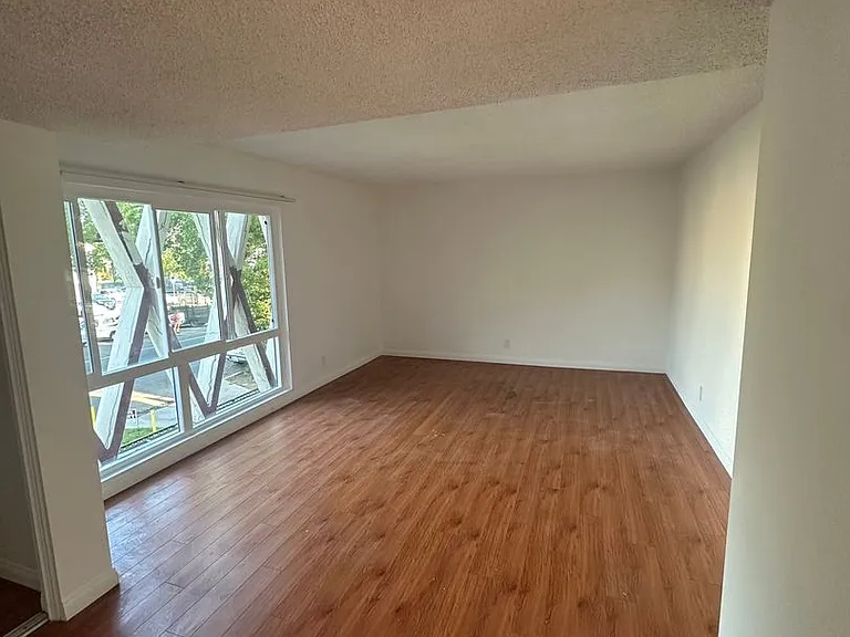 511 N Kenmore — Photo 9