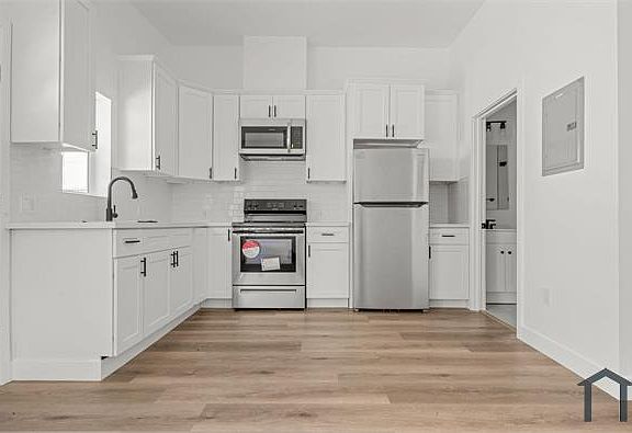 2nd image of 3900 W Adams Blvd #3904