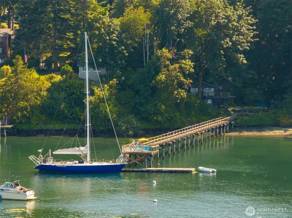 5854 Packard Lane NE, Bainbridge Island, WA 98110