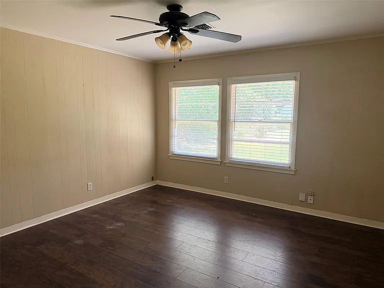 902 E Stone St — Photo 3