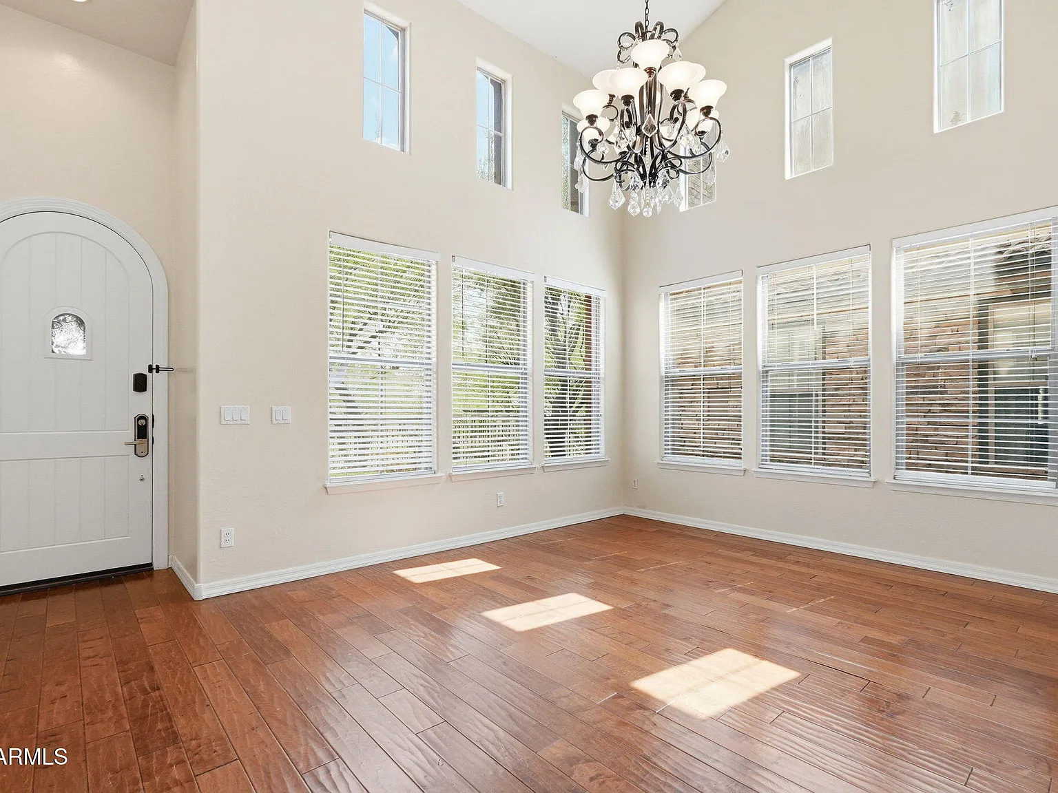 5 bed, 2762 sqft, $4,400 — Photo 2