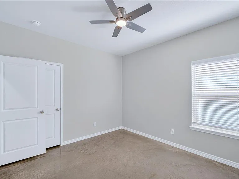 412 W Avenue C — Photo 33