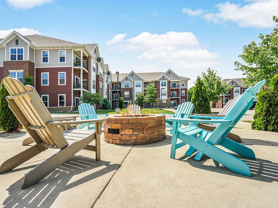 Elan Apartments Courtyard