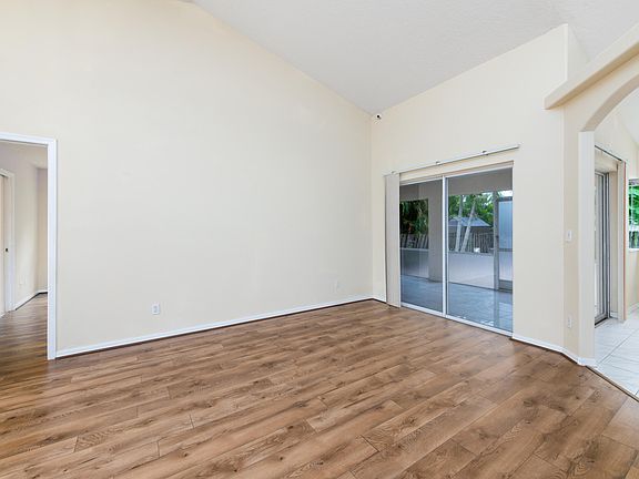 5th image of 604 SE Dean Terrace NW