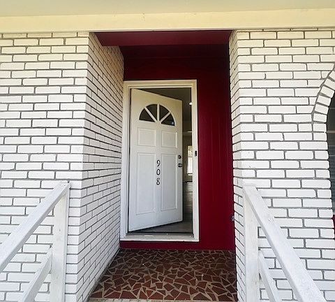 2nd image of 908 Habersham Rd