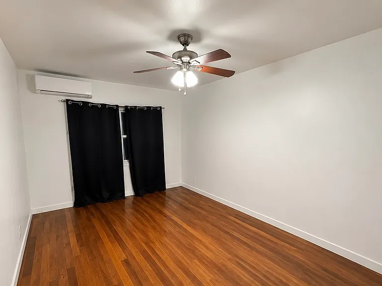 520 College Point Blvd — Photo 2