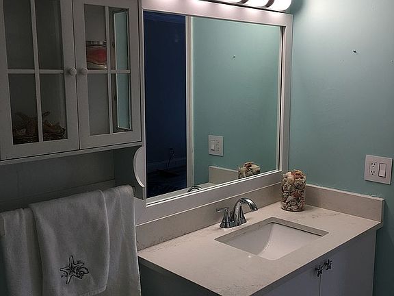 4th image of 1421 Oxford Ln #17A