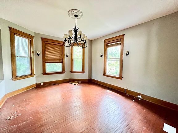 5th image of 3041 Percy Ave