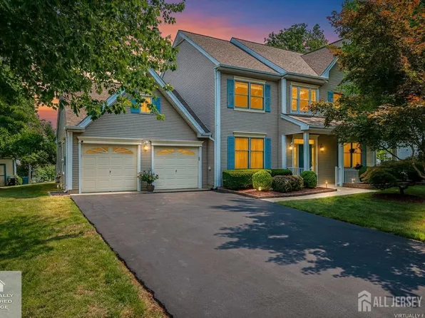 11 Lafayette Dr, Kendall Park, NJ 08824