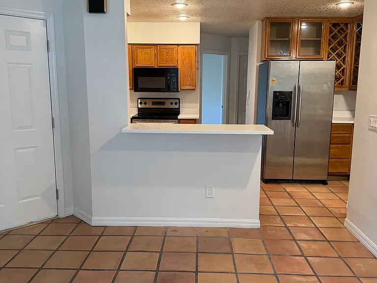 counter/bar into kitchen