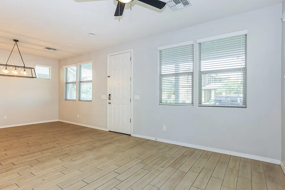3 bed, 2.5 bath, 1944 sqft, $2,460 — Photo 4