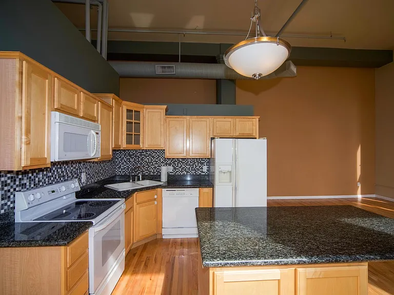 1555 California St #307 — Photo 9