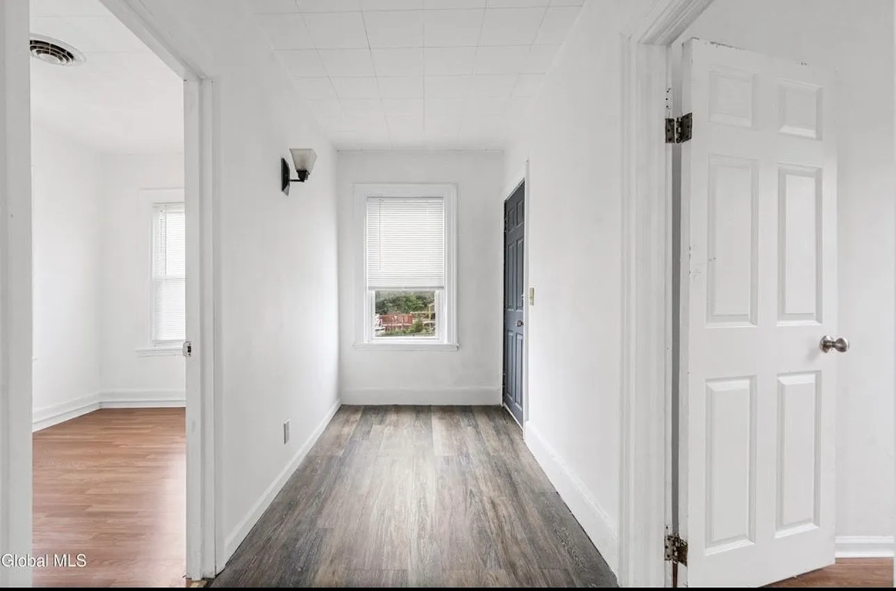 3 bed, 970 sqft, $1,495 — Photo 4