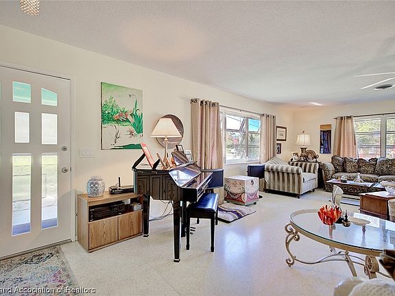 5th image of 2560 Lakeview Dr