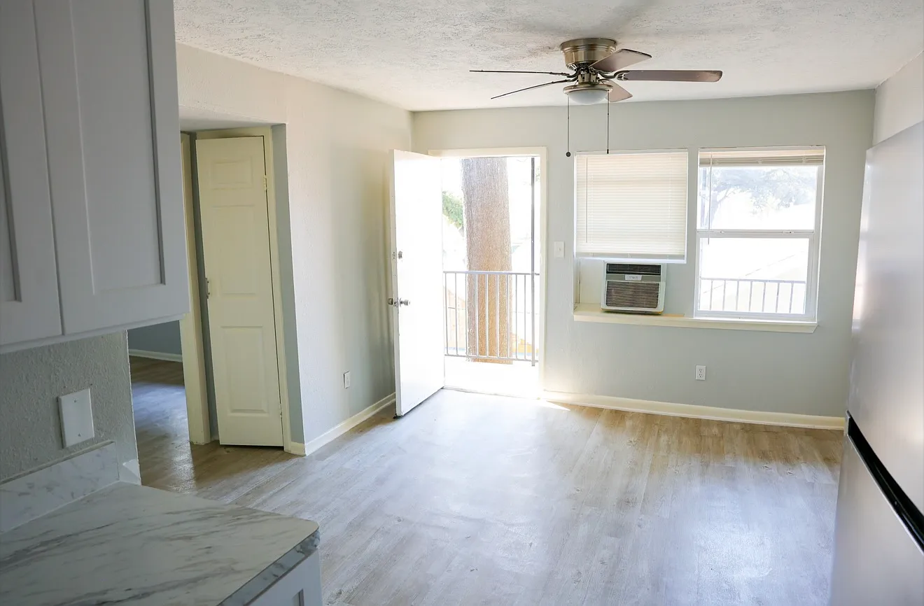 909 Yorkshire St — Photo 4