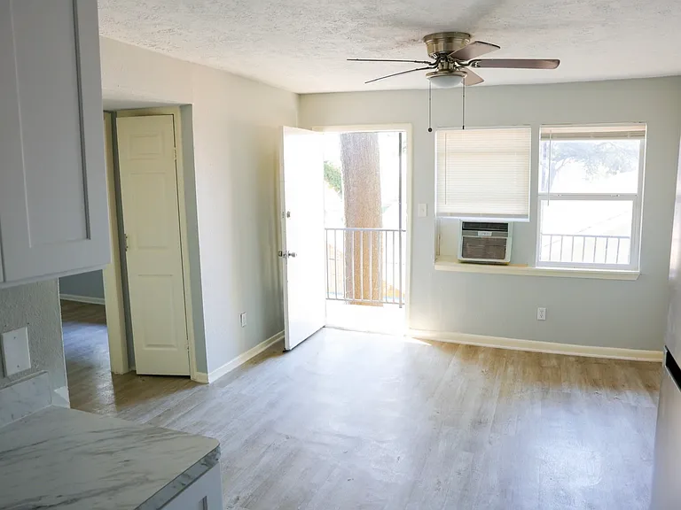 909 Yorkshire St #7 — Photo 4