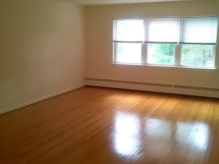 909 Montgomery Ave — Photo 9