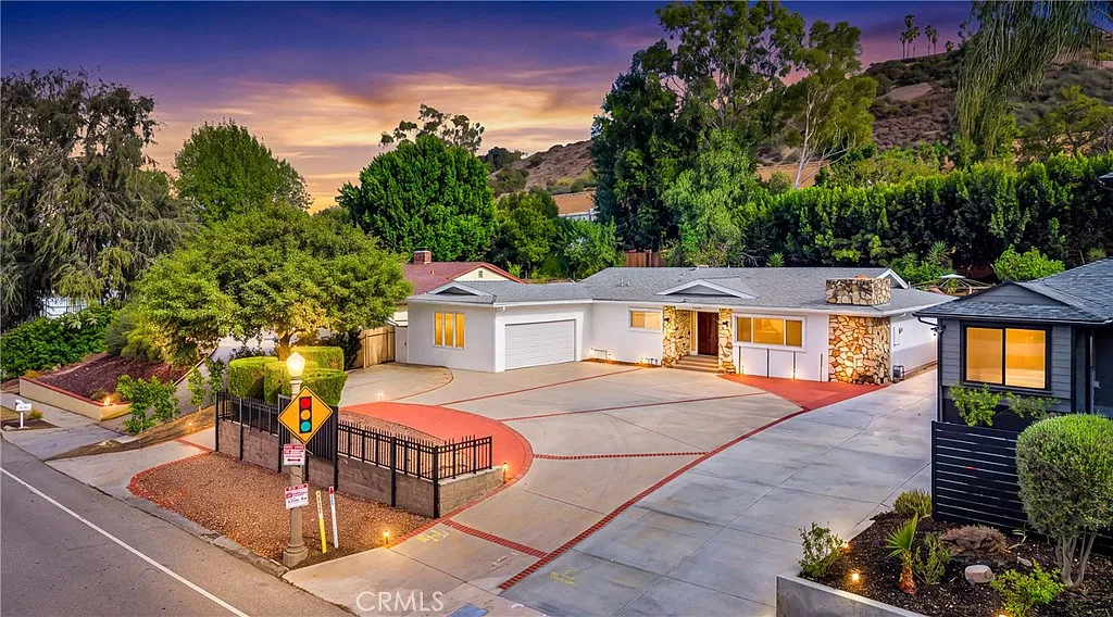 4 bed, 2160 sqft, $7,200 — Photo 1
