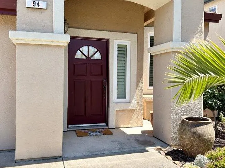 94 S Newport Dr — Photo 3