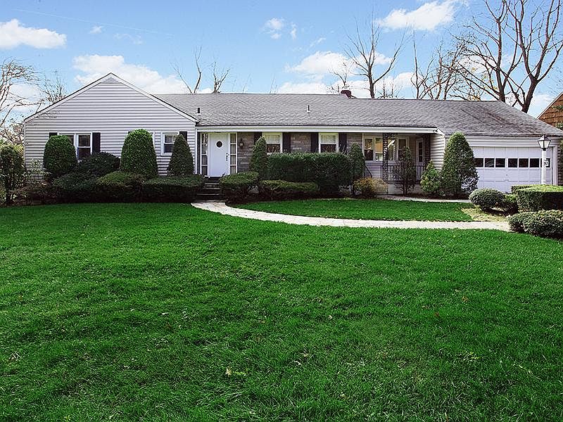 Modern Ranch in great location.