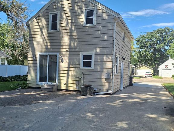 3rd image of 806 8th Ave SE