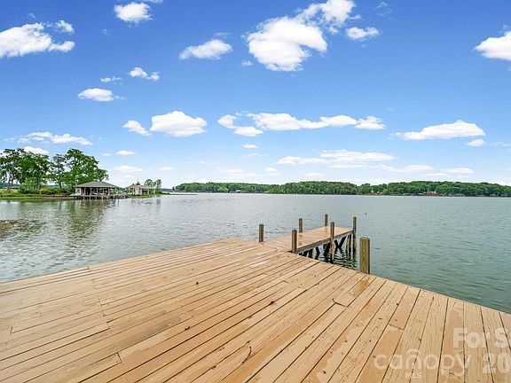 3rd image of 541 Harbor Rd