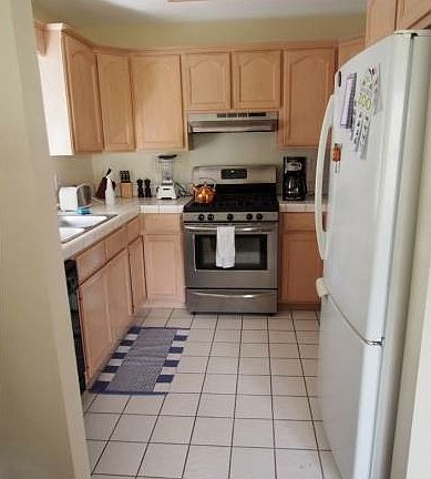 4th image of 130 Robinson Ave #B