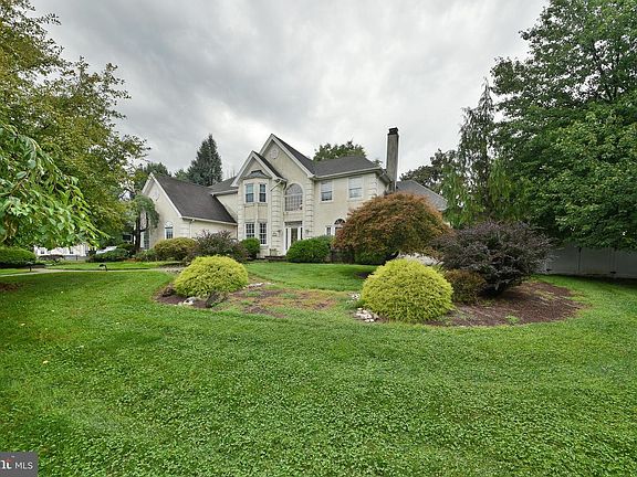 4th image of 47 Loretta Cir