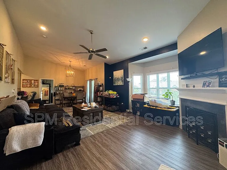 207 Fullford Ln #202 — Photo 4