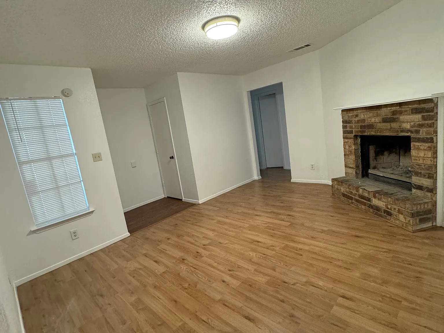 3 bed, 1100 sqft, $1,390 — Photo 2