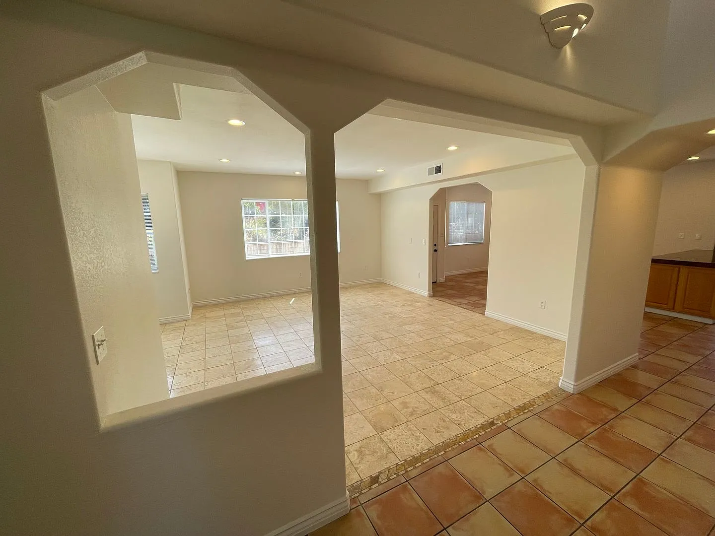 Beautiful Spacious 5 Bedroom, 4 Bathroom House Centrally Located — Photo 2