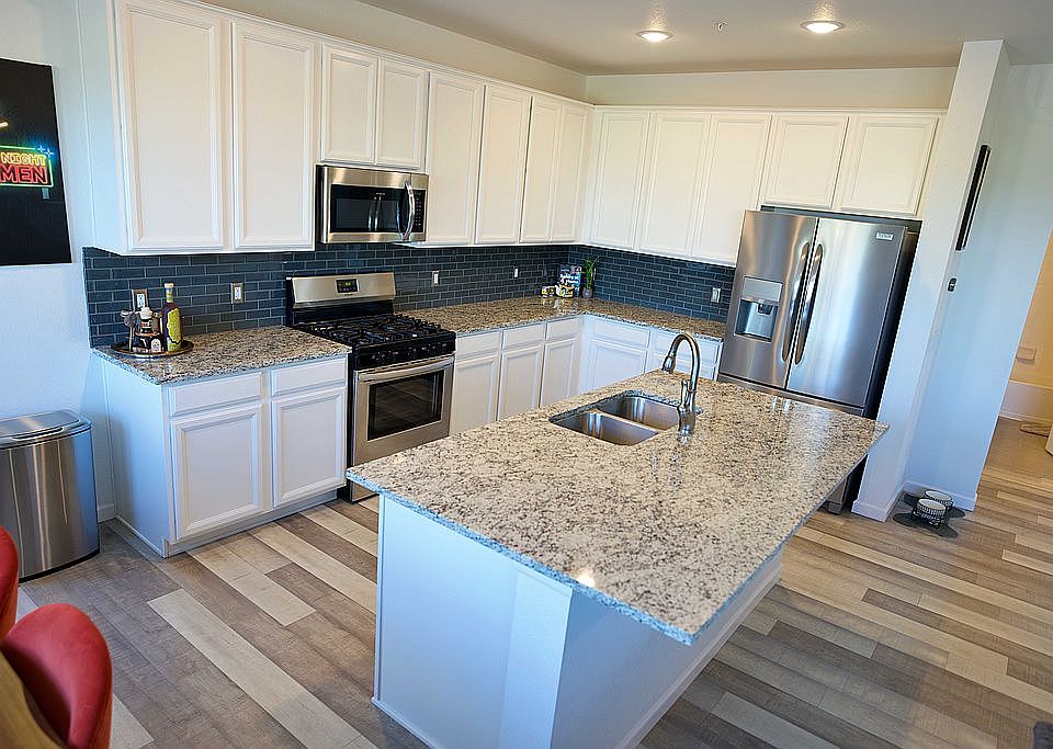 Large Island w Seating Space