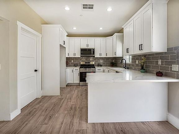 3rd image of 10151 Vernon Ave #B