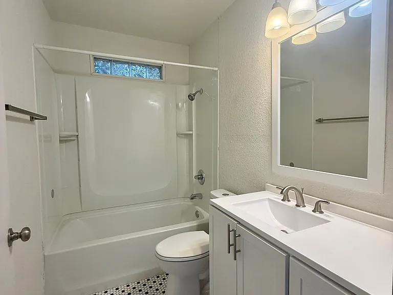 620 W Avenue B — Photo 33