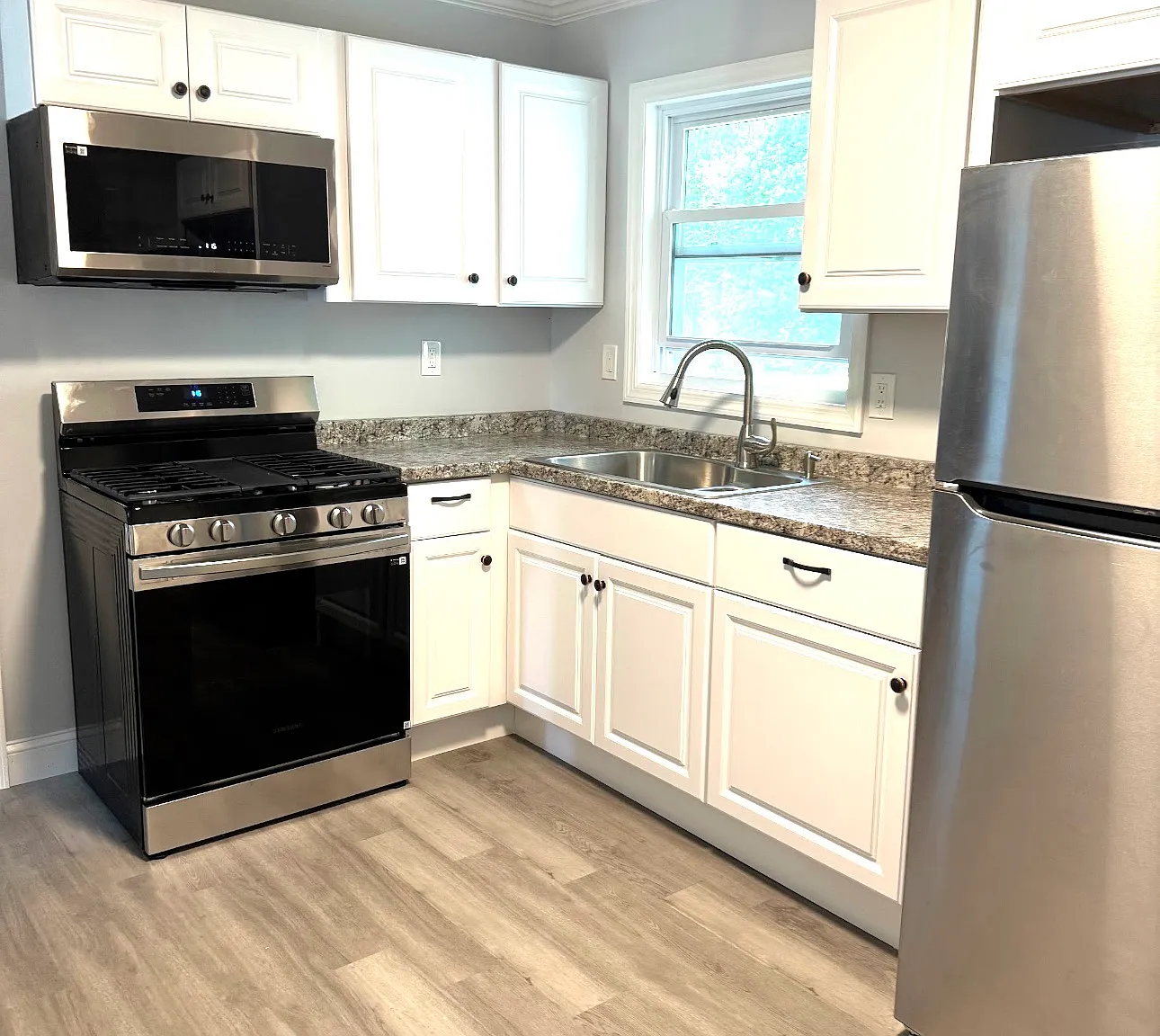 3 bed, 850 sqft, $3,200 — Photo 2