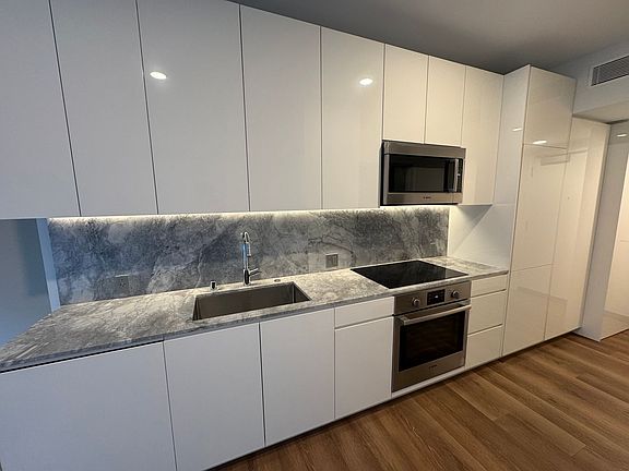3rd image of 987 Queen St #610