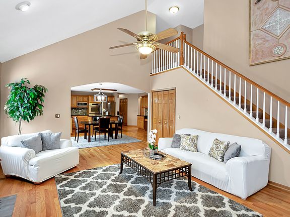 5th image of 3 Burr Oaks Ct