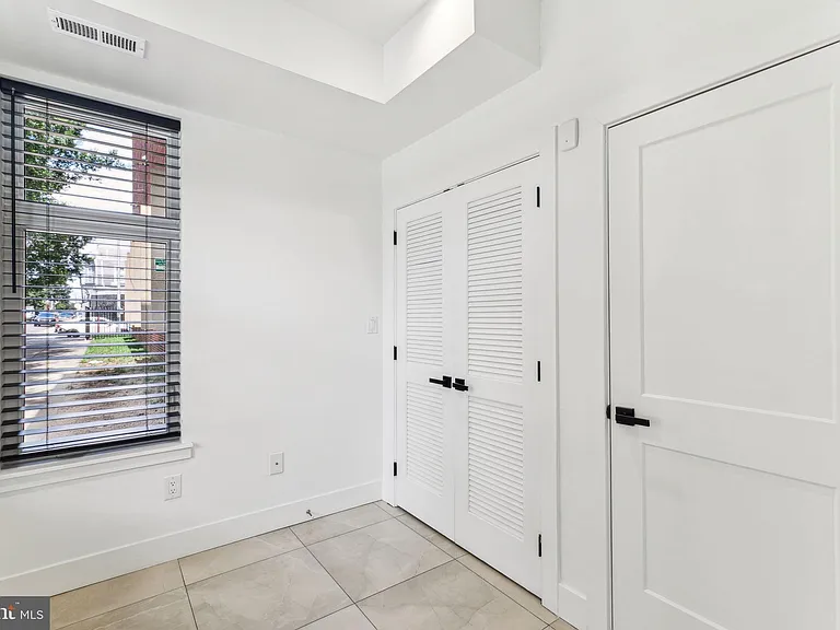 2835 Edgemont St — Photo 10