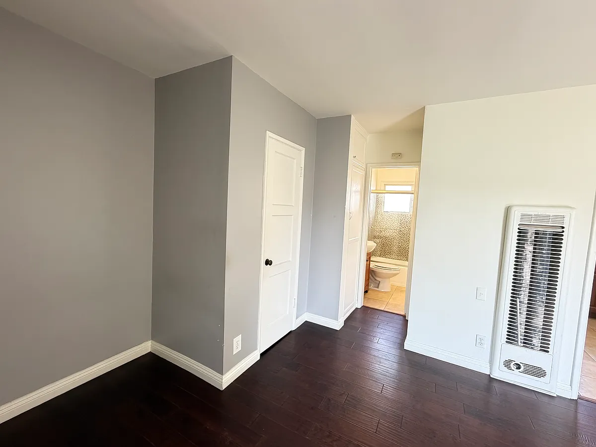 Building Photo - 4712 Elmwood Ave #7