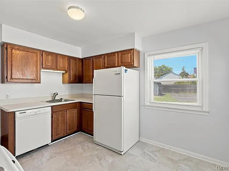 100 S Custer Ave — Photo 10