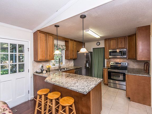 5th image of 102 Marmet Ct