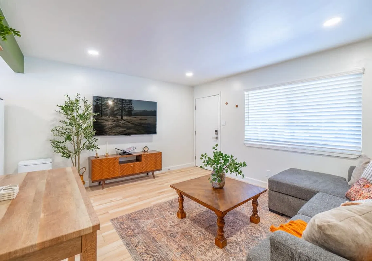 Emerald Escape - UNR & Pet Friendly - Fenced Yard — Photo 2