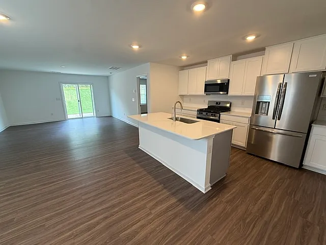 5 bed, 2.5 bath, 2306 sqft, $2,650 — Photo 3