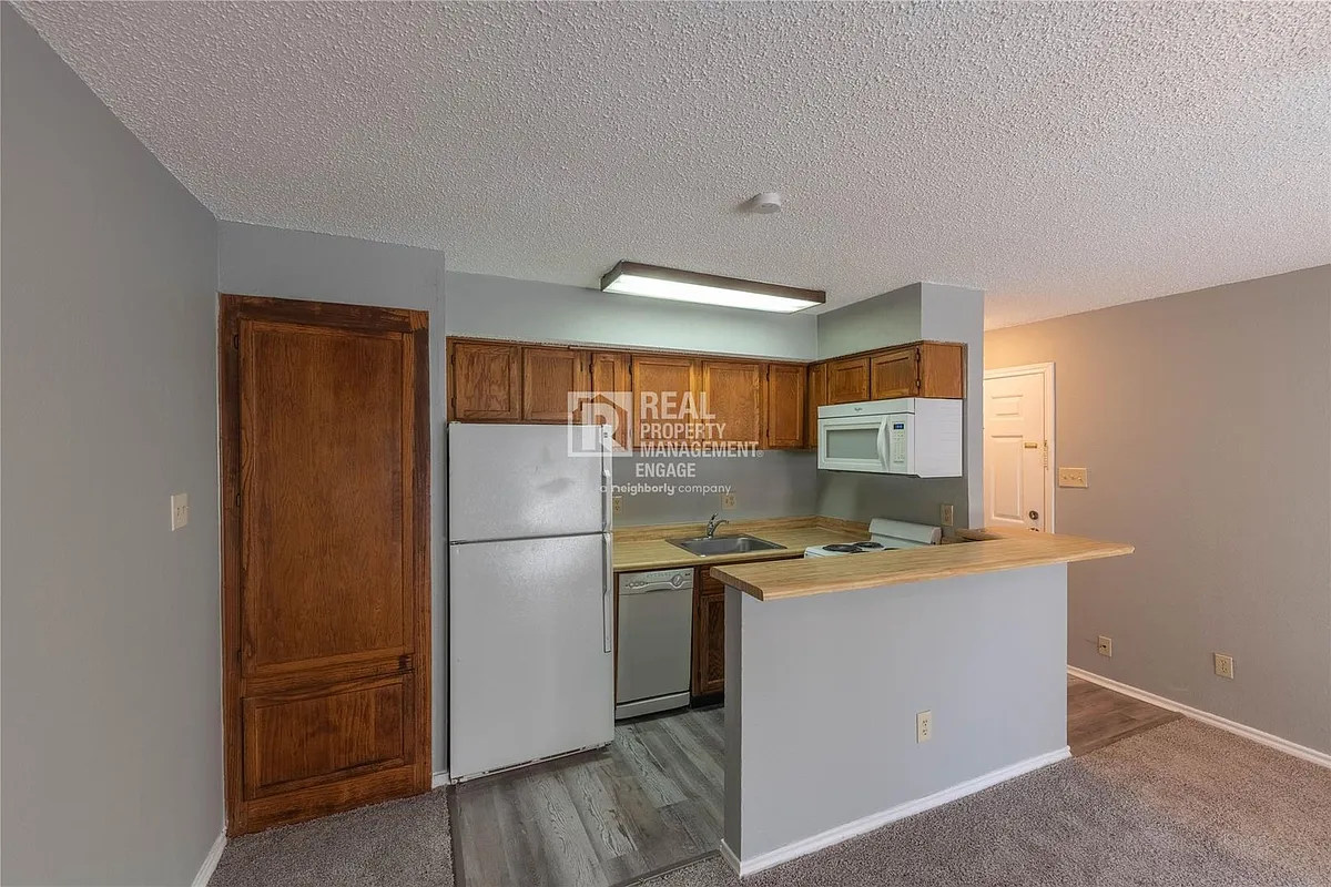 Building Photo - 9805 Walnut St #305-C