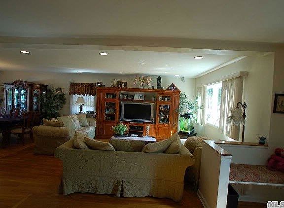 5th image of 940 Hillside Blvd