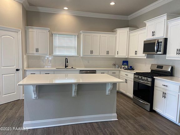 5th image of 105 Preston Rose Ln
