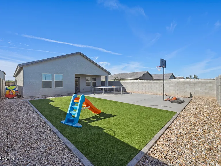 2022 E New Bonnet Ln — Photo 1