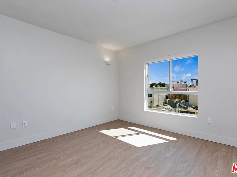 11837 Mayfield Ave #404 — Photo 10