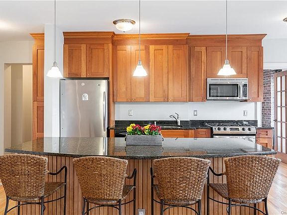 5th image of 490 Bleeker Ave