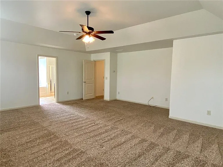 611 Stonehurst Ln — Photo 8